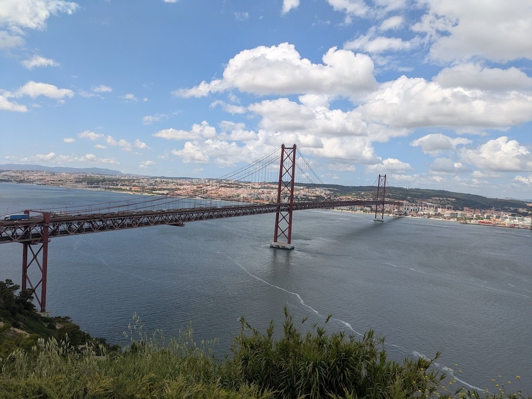 Lisbon bridge looks like golden gate bridge